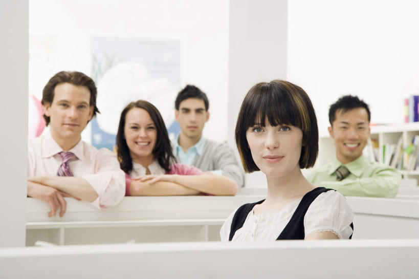 西方人,同事,商务人士,商务男性,商务女性,办公室,站,笑,微笑,露齿笑,横图,室内,白天,正面,衬衫,成功,合作,团队,集体,信心,窗户,桌子,欧洲,欧洲人,五个人,套装,办公桌,许多人,注视,队伍,玻璃窗,观察,看,靠,靠着,站着,一群人,观看,察看,领导,成就,关注,商务装,合伙,领袖,工薪阶层,男人,男性,年轻男性,年轻女性,女人,女性,中年男性,白种人,白领,上班族,站立,半身,彩图,衬衣