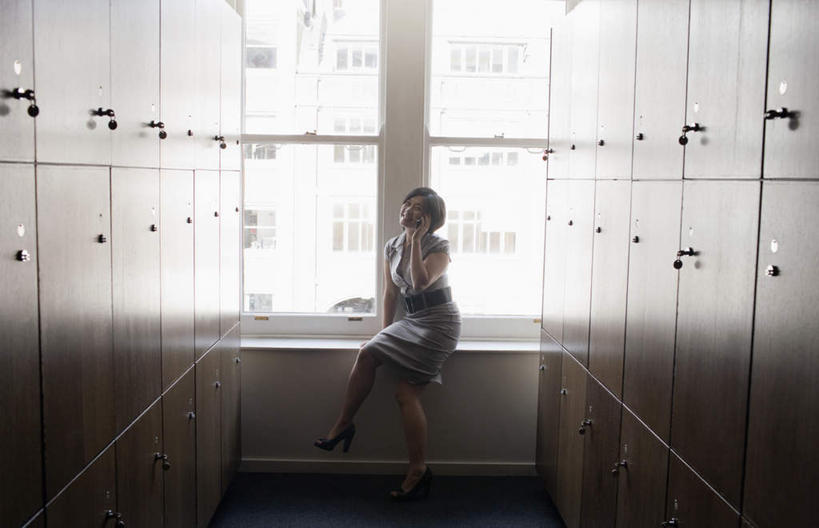 西方人,一个人,商务人士,商务女性,办公室,坐,说,打电话,横图,室内,白天,正面,讨论,窗户,柜子,电话,手机,欧洲,欧洲人,仅一个女性,仅一个人,握,套装,拿,拿着,注视,通讯设备,玻璃窗,衣橱,观察,看,仅一个中年女性,握着,观看,察看,关注,商务装,工薪阶层,更衣橱,交流,女人,女性,中年女性,白种人,白领,上班族,沟通,讲话,交谈,商讨,说话,谈话,通话,坐着,彩图,全身