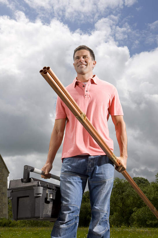 西方人,一个人,家,站,笑,微笑,竖图,室外,白天,仰视,草地,草坪,树林,植物,金属制品,欧洲,欧洲人,仅一个男性,仅一个人,仅一个中年男性,握,服装,金属,管子,房屋,屋子,云,云朵,拿,云彩,拿着,注视,休闲装,管道,楼房,住宅,草,树,树木,衣服,蓝色,绿色,白云,蓝天,天空,自然,天,观察,看,站着,休闲,休闲服,握着,服饰,生长,晴朗,成长,观看,察看,关注,男人,男性,中年男性,白种人,晴空,站立,半身,彩图,低角度拍摄,房子