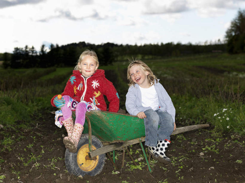 西方人,儿童,两个人,家庭,坐,笑,微笑,露齿笑,横图,室外,白天,正面,纯洁,草地,草坪,树林,植物,欧洲,欧洲人,服装,云,云朵,云彩,注视,休闲装,车,草,树,树木,小孩,衣服,蓝色,绿色,白云,蓝天,天空,自然,手推车,交通工具,天,观察,看,休闲,温暖,温馨,一家人,休闲服,可爱,童年,童趣,服饰,独轮车,生长,晴朗,成长,观看,和睦,察看,关注,载具,童真,烂漫,无邪,天真,男孩,男人,男性,女孩,女人,女性,白种人,晴空,坐着,彩图,全身,融洽,男生,女生