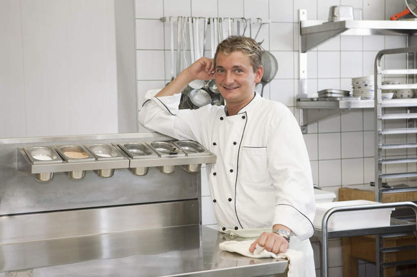 西方人,一个人,厨师,站,横图,室内,白天,正面,工作服,制服,厨房,桌面,桌子,厨具,纺织品,欧洲,欧洲人,仅一个男性,仅一个人,仅一个中年男性,撑,握,布,工具,墙,织物,拿,拿着,注视,干净,抹布,架子,墙壁,墙面,观察,看,站着,握着,观看,察看,卫生,撑着,关注,炊具,工作制服,男人,男性,中年男性,白种人,厨师长,厨子,大厨,主厨,洗涤用具,洗涤,站立,半身,彩图,工作套服,灶间,厨房料理台,料理台