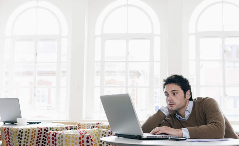 西方人,一个人,商务人士,商务男性,坐,横图,室内,白天,正面,衬衫,电脑,笔记本电脑,餐桌,窗户,桌子,欧洲,欧洲人,仅一个男性,仅一个人,撑,敲打,套装,服装,网络,注视,休闲装,输入,通讯设备,玻璃窗,仅一个年轻男性,衣服,打字,观察,看,休闲,休闲服,服饰,餐台,观看,点击,敲击,察看,无线,撑着,关注,咖啡店,通信设备,商务装,无线网络,咖啡屋,无线上网,便携式电脑,工薪阶层,按键,手提电脑,男人,男性,年轻男性,白种人,白领,上班族,坐着,半身,彩图,衬衣,咖啡馆