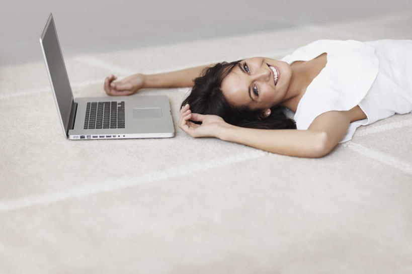 西方人,一个人,躺,举,笑,微笑,露齿笑,横图,俯视,室内,白天,电脑,笔记本电脑,地板,欧洲,欧洲人,仅一个女性,仅一个人,服装,网络,注视,休闲装,通讯设备,衣服,观察,看,托,仅一个中年女性,休闲,休闲服,服饰,观看,察看,无线,关注,通信设备,无线网络,无线上网,便携式电脑,卧着,手提电脑,女人,女性,中年女性,白种人,举起,举手,举着,躺着,卧,向上举,向上伸,向上托,半身,彩图,高角度拍摄