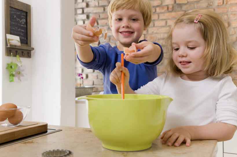 西方人,儿童,两个人,家庭,站,横图,室内,白天,正面,纯洁,餐桌,桌子,玻璃,欧洲,欧洲人,握,服装,墙,蛋,鸡蛋,案板,拿,拿着,注视,休闲装,墙壁,墙面,玻璃制品,砧板,小孩,衣服,容器,碗,观察,看,站着,休闲,温暖,温馨,一家人,休闲服,可爱,童年,童趣,握着,服饰,餐台,观看,储藏,和睦,察看,储存,关注,童真,烂漫,无邪,卵,天真,男孩,男人,男性,女孩,女人,女性,白种人,站立,半身,彩图,融洽,贮存,男生,女生