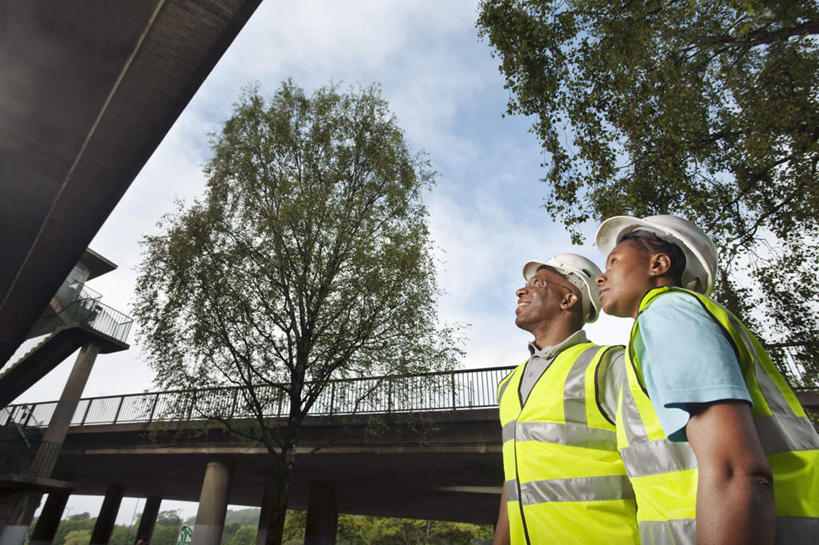 西方人,两个人,伙伴,朋友,建筑工人,站,横图,室外,白天,仰视,工作服,制服,友谊,合作,团队,植物,大桥,立交桥,桥梁,帽子,欧洲,非洲,黑人,欧洲人,头盔,云,云朵,高架,斜拉桥,桥,云彩,注视,树,树木,工人,蓝色,绿色,白云,蓝天,天空,自然,安全帽,天,观察,看,站着,战略,生长,晴朗,成长,观看,察看,关注,联合,合谋,工作制服,配合,协作,男人,男性,女人,女性,中年男性,中年女性,非洲人,晴空,建筑工,站立,半身,彩图,低角度拍摄,工作套服