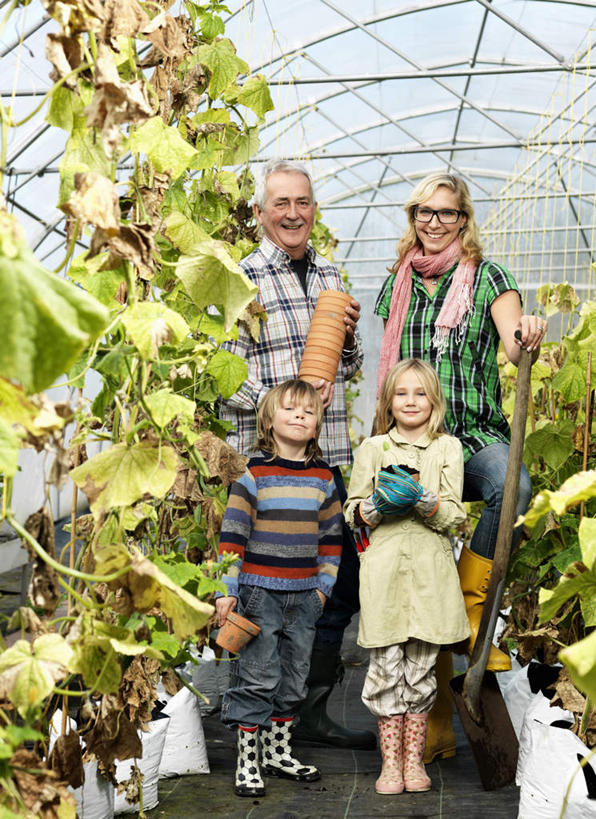 西方人,儿童,中年人,四个人,家庭,夫妻,母亲,父亲,女儿,儿子,站,竖图,室内,白天,正面,爱情,纯洁,植物,叶子,欧洲,欧洲人,握,服装,盆栽,绿叶,盆景,浪漫,拿,温室,拿着,注视,休闲装,小孩,衣服,绿色,自然,观察,看,站着,休闲,温暖,温馨,父女,父子,母女,母子,一家人,休闲服,嫩叶,恩爱,父爱,可爱,母爱,童年,童趣,握着,恋人,服饰,设施,生长,成长,观看,和睦,察看,暖房,防寒,关注,加温,透光,保温,童真,烂漫,无邪,天真,男孩,男人,男性,女孩,女人,女性,中年男性,中年女性,白种人,孩子,夫妇,情侣,叶,叶片,站立,彩图,全身,伴侣,融洽,男生,女生