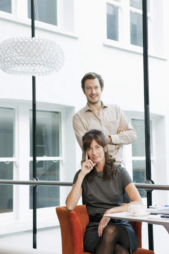 西方人,两个人,同事,商务人士,商务男性,商务女性,站,坐,双手交叉,竖图,室内,白天,正面,衬衫,成功,合作,团队,集体,信心,餐桌,窗户,落地窗,桌子,杯子,椅子,欧洲,欧洲人,撑,套装,瓷器,咖啡杯,陶瓷制品,注视,队伍,玻璃窗,观察,看,站着,餐台,观看,察看,领导,撑着,双手抱胸,成就,关注,咖啡店,瓷杯,商务装,咖啡屋,合伙,领袖,工薪阶层,男人,男性,年轻男性,女人,女性,中年女性,白种人,白领,上班族,站立,坐着,半身,彩图,衬衣,咖啡馆