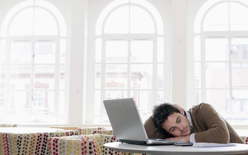 西方人,一个人,商务人士,商务男性,坐,横图,室内,白天,正面,衬衫,电脑,笔记本电脑,窗户,桌子,椅子,欧洲,欧洲人,仅一个男性,仅一个人,套装,网络,办公桌,通讯设备,玻璃窗,仅一个年轻男性,趴着,无线,咖啡店,通信设备,商务装,无线网络,咖啡屋,无线上网,便携式电脑,工薪阶层,手提电脑,男人,男性,年轻男性,白种人,白领,上班族,趴,坐着,半身,彩图,衬衣,咖啡馆