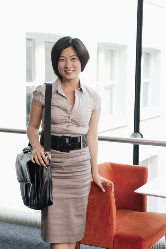 东方人,背,一个人,商务人士,商务女性,站,笑,微笑,竖图,室内,白天,正面,窗户,落地窗,桌子,椅子,亚洲,仅一个女性,仅一个人,握,套装,包,皮包,办公桌,拿,拿着,注视,黄种人,玻璃窗,背着,观察,看,站着,仅一个中年女性,握着,观看,单肩包,察看,关注,商务装,工薪阶层,背负,女人,女性,中年女性,亚洲人,白领,上班族,站立,半身,彩图