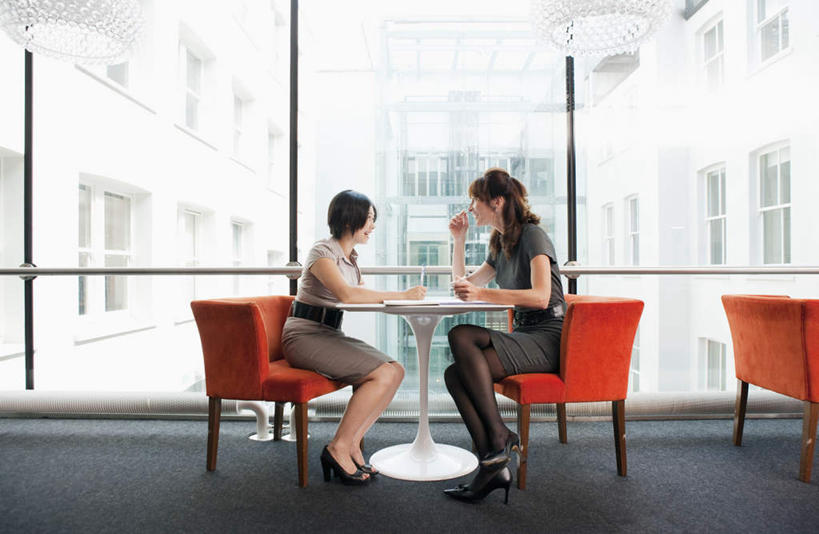 东方人,西方人,两个人,同事,商务人士,商务女性,坐,笑,微笑,露齿笑,横图,室内,白天,侧面,成功,合作,团队,集体,信心,窗户,落地窗,桌子,椅子,欧洲,欧洲人,亚洲,握,套装,笔,材料,档案,文件,纸,办公桌,办公用品,拿,拿着,注视,黄种人,队伍,玻璃窗,文具,手稿,学习用品,资料,观察,看,握着,观看,文具用品,证明,察看,领导,成就,关注,文档,商务装,合伙,领袖,工薪阶层,女人,女性,中年女性,白种人,亚洲人,白领,上班族,坐着,彩图,全身