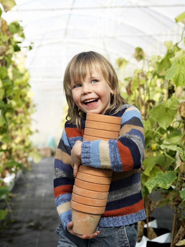 西方人,儿童,一个人,站,笑,微笑,露齿笑,竖图,室内,白天,正面,纯洁,叶子,花盆,欧洲,欧洲人,仅一个男性,仅一个人,一堆,许多,握,堆叠,堆积,服装,绿叶,很多,拿,温室,拿着,注视,休闲装,小孩,衣服,观察,看,站着,仅一个小孩,休闲,休闲服,嫩叶,可爱,童年,童趣,握着,服饰,设施,观看,堆,察看,暖房,防寒,关注,加温,透光,保温,童真,烂漫,无邪,天真,男孩,男人,男性,白种人,孩子,叶,叶片,站立,半身,彩图,男生