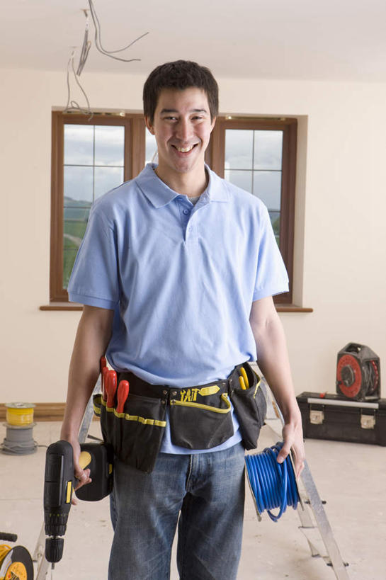 东方人,一个人,站,笑,微笑,露齿笑,竖图,室内,白天,正面,工作服,制服,窗户,亚洲,仅一个男性,仅一个人,握,电力,电线,线,墙,电能,拿,线路,拿着,注视,黄种人,玻璃窗,墙壁,墙面,仅一个年轻男性,观察,看,站着,握着,观看,电钻,电,电源,电源线,察看,关注,能量,手电钻,电动工具,工作制服,男人,男性,年轻男性,亚洲人,站立,半身,彩图,工作套服