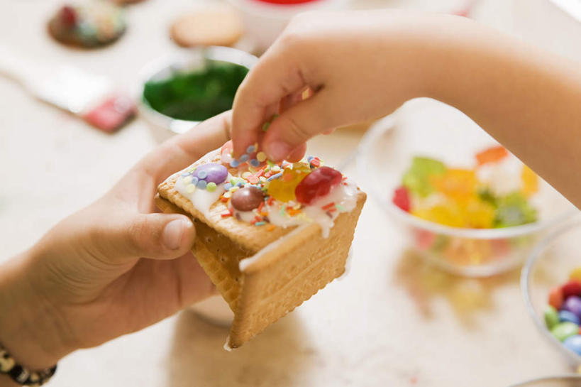 点心,西方人,儿童,手,一个人,横图,俯视,室内,特写,白天,纯洁,餐桌,桌子,玻璃,欧洲,欧洲人,双手,仅一个男性,仅一个人,许多,握,朦胧,模糊,调料,食品,糖,调味品,曲奇,很多,拿,调味料,拿着,洒,玻璃制品,食物,小孩,容器,碗,饼干,零食,仅一个小孩,手部,可爱,童年,童趣,握着,餐台,储藏,储存,曲奇饼,童真,曲奇饼干,烂漫,无邪,天真,男孩,男人,男性,白种人,孩子,撒,半身,彩图,高角度拍摄,贮存,男生