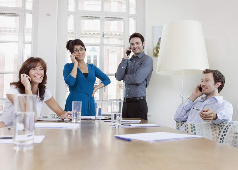 东方人,西方人,四个人,同事,商务人士,商务男性,商务女性,打电话,横图,室内,白天,正面,衬衫,成功,合作,团队,集体,信心,水,窗户,桌子,杯子,电话,手机,椅子,照明,欧洲,欧洲人,亚洲,套装,材料,档案,文件,液体,纸,办公桌,墙,灯光,黄种人,通讯设备,饮用水,队伍,玻璃窗,墙壁,墙面,玻璃制品,灯,手稿,水杯,资料,灯具,落地灯,矿泉水,证明,照亮,领导,照明设备,成就,文档,商务装,合伙,领袖,工薪阶层,蒸馏水,交流,男人,男性,年轻男性,年轻女性,女人,女性,中年女性,白种人,亚洲人,白领,上班族,玻璃杯,沟通,通话,半身,彩图,衬衣