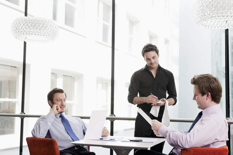 西方人,三个人,同事,商务人士,服务员,商务男性,站,坐,横图,室内,白天,正面,工作服,衬衫,制服,成功,合作,团队,集体,信心,窗户,落地窗,桌子,椅子,照明,欧洲,欧洲人,握,套装,材料,档案,文件,纸,办公桌,灯光,领带,拿,拿着,注视,队伍,吊灯,玻璃窗,灯,手稿,资料,灯具,观察,看,站着,握着,观看,证明,照亮,察看,领导,象征,庄重,照明设备,成就,关注,文档,商务装,身份,合伙,领袖,工薪阶层,正式,地位,工作制服,男人,男性,年轻男性,白种人,白领,服务生,上班族,侍者,站立,坐着,半身,彩图,衬衣,工作套服