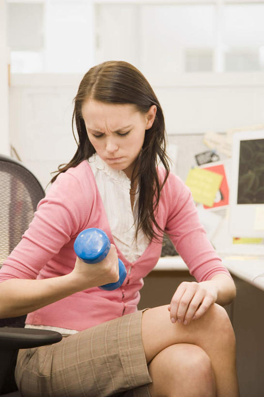 西方人,一个人,商务人士,商务女性,坐,竖图,室内,白天,正面,哑铃,椅子,欧洲,欧洲人,仅一个年轻女性,仅一个女性,仅一个人,握,套装,拿,拿着,注视,运动器械,观察,看,健身器械,握着,观看,察看,关注,商务装,健身器材,工薪阶层,年轻女性,女人,女性,白种人,白领,上班族,坐着,半身,彩图,运动器材