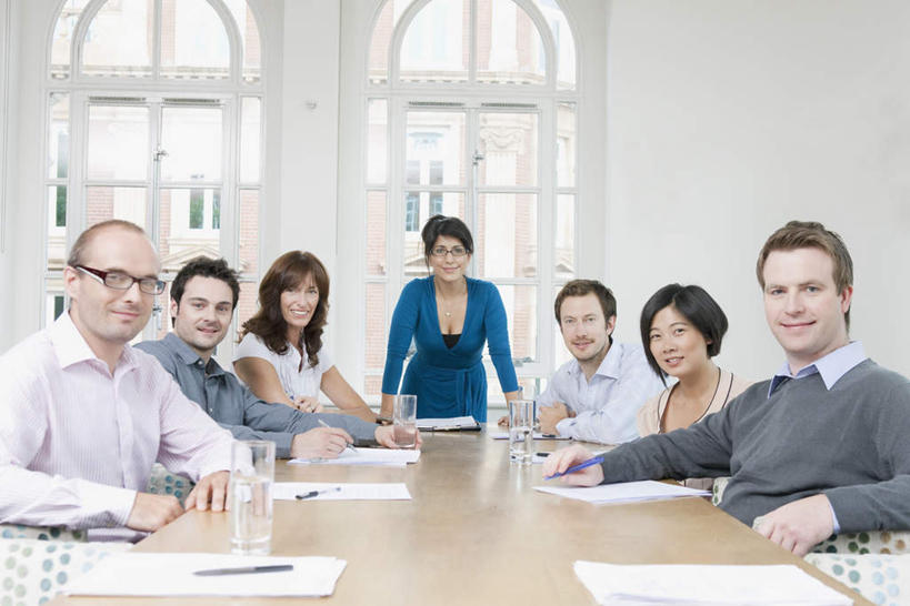 东方人,西方人,同事,商务人士,商务男性,商务女性,站,坐,笑,打电话,微笑,横图,室内,白天,正面,衬衫,成功,合作,团队,集体,信心,水,窗户,桌子,杯子,电话,手机,椅子,照明,欧洲,欧洲人,亚洲,撑,套装,服装,材料,档案,文件,眼镜,液体,纸,办公桌,墙,灯光,许多人,注视,休闲装,黄种人,通讯设备,饮用水,队伍,玻璃窗,墙壁,墙面,玻璃制品,灯,衣服,手稿,水杯,资料,灯具,落地灯,矿泉水,观察,看,站着,一群人,休闲,休闲服,服饰,观看,证明,照亮,察看,领导,撑着,照明设备,成就,关注,文档,商务装,合伙,领袖,近视眼镜,工薪阶层,蒸馏水,交流,男人,男性,年轻男性,年轻女性,女人,女性,中年男性,中年女性,白种人,亚洲人,白领,上班族,玻璃杯,沟通,通话,站立,坐着,半身,彩图,衬衣