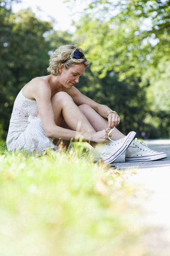 西方人,一个人,坐,竖图,室外,白天,侧面,草地,草坪,树林,植物,欧洲,欧洲人,仅一个女性,仅一个人,握,阴影,服装,朦胧,模糊,光线,墨镜,眼镜,影子,拿,拿着,注视,休闲装,草,树,树木,衣服,绿色,阳光,自然,太阳镜,太阳眼镜,观察,看,仅一个中年女性,休闲,休闲服,遮阳镜,握着,服饰,生长,成长,观看,察看,关注,女人,女性,中年女性,白种人,坐着,彩图,全身