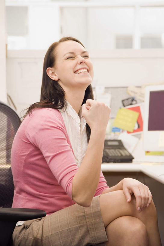 西方人,一个人,商务人士,商务女性,坐,闭眼,笑,微笑,露齿笑,竖图,室内,白天,正面,窗户,椅子,欧洲,欧洲人,仅一个年轻女性,仅一个女性,仅一个人,握,套装,鼓励,玻璃窗,加油,手势,握拳,打气,握着,鼓舞,商务装,工薪阶层,年轻女性,女人,女性,白种人,白领,上班族,闭眼睛,闭着眼,闭着眼睛,坐着,半身,彩图