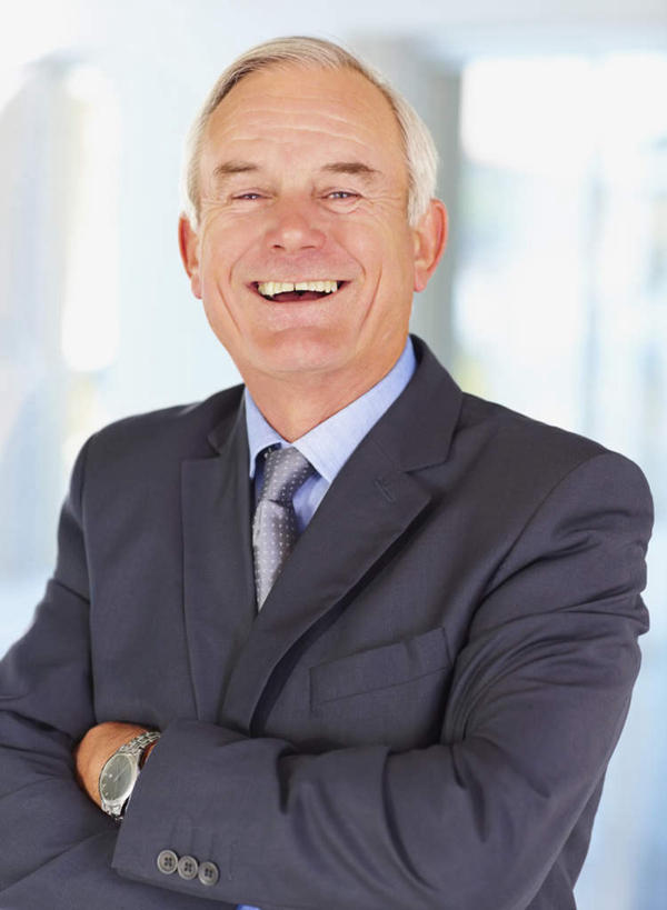 西方人,一个人,商务人士,商务男性,办公室,站,笑,双手交叉,微笑,露齿笑,竖图,室内,白天,正面,衬衫,欧洲,欧洲人,仅一个男性,仅一个人,套装,朦胧,模糊,时间,时钟,手表,领带,计时,注视,钟表,观察,看,站着,仅一个老年男性,表,观看,腕表,察看,双手抱胸,象征,庄重,关注,商务装,身份,工薪阶层,正式,地位,老年男性,男人,男性,白种人,白领,上班族,钟,站立,半身,彩图,衬衣