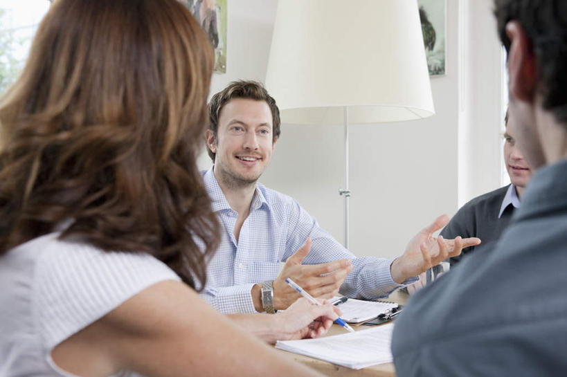 西方人,背部,四个人,同事,商务人士,商务男性,商务女性,坐,说,横图,室内,白天,正面,衬衫,讨论,成功,合作,团队,集体,信心,桌子,照明,欧洲,欧洲人,握,套装,笔,材料,档案,文件,纸,办公桌,墙,灯光,办公用品,拿,拿着,注视,队伍,墙壁,墙面,灯,文具,手稿,学习用品,资料,灯具,落地灯,观察,看,握着,观看,文具用品,证明,照亮,察看,领导,照明设备,成就,关注,文档,商务装,合伙,领袖,工薪阶层,交流,男人,男性,年轻男性,女人,女性,中年女性,白种人,白领,上班族,沟通,讲话,交谈,商讨,说话,谈话,坐着,半身,彩图,衬衣