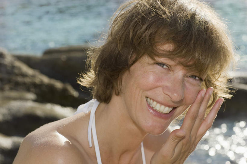 西方人,脸,头,脸颊,手,一个人,笑,摸,微笑,露齿笑,横图,室外,特写,白天,正面,泳装,比基尼,海浪,海洋,石头,沙滩,欧洲,欧洲人,仅一个女性,仅一个人,抚摸,阴影,朦胧,模糊,光线,沙子,石子,影子,海岸,浪花,沙地,注视,肩膀,阳光,海水,观察,看,仅一个中年女性,手部,金色,观看,单手,察看,关注,海景,女人,女性,中年女性,白种人,头部,卷发,脸部,脸蛋,面部,大海,风浪,海,海水的波动,海滩,近岸浪,石块,岩石,涌浪,触摸,接触,半身,彩图,三点式,泳衣,短发