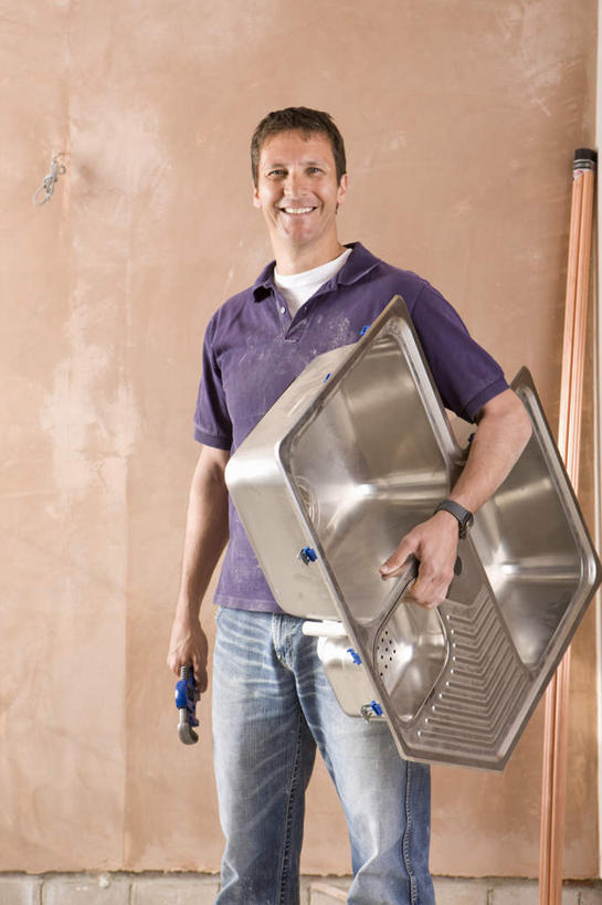 西方人,一个人,站,笑,微笑,露齿笑,竖图,室内,白天,正面,金属制品,欧洲,欧洲人,仅一个男性,仅一个人,仅一个中年男性,连接,握,组合,服装,弯曲,金属,工具,管子,钳子,墙,拿,拿着,注视,休闲装,加工,管道,水管,墙壁,墙面,衣服,观察,看,站着,休闲,休闲服,握着,服饰,观看,老虎钳,链接,固定,五金,察看,紧固,关注,拼接,剪断,拼凑,扭转,拼合,凑集,聚合,撮合,链结,牢固,夹持,男人,男性,中年男性,白种人,站立,半身,彩图