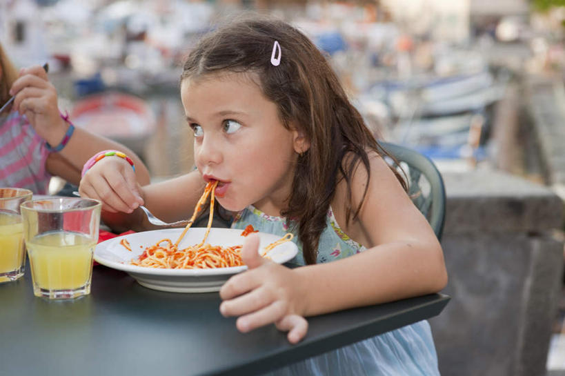 面食,面条,意大利面,果汁,西方人,儿童,两个人,家庭,坐,横图,室外,白天,正面,西餐,纯洁,桌面,桌子,柑橘,杯子,餐具,椅子,欧洲,欧洲人,握,咬,服装,朦胧,模糊,装饰,木制,叉子,碟子,盘,头饰,面,橙汁,料理,食品,饮品,拿,拿着,注视,休闲装,玻璃制品,食物,饮料,小孩,衣服,盘子,发夹,发饰,夹子,木制品,饰品,水杯,碟,观察,看,休闲,温暖,温馨,一家人,休闲服,可爱,童年,童趣,西式,搭,握着,服饰,观看,华丽,修饰,点缀,咬着,和睦,察看,搭着,关注,可口,童真,烂漫,无邪,餐叉,配饰,衬托,美观,雅致,雅观,适口,天真,女孩,女人,女性,白种人,玻璃杯,进餐用具,橘子,桔子,橙子,橙,坐着,半身,彩图,融洽,女生