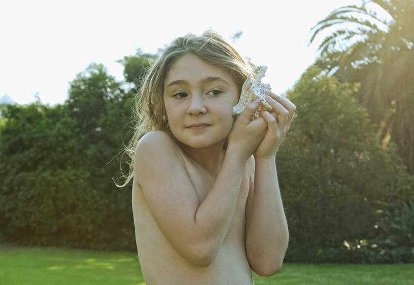 西方人,儿童,一个人,站,笑,微笑,横图,室外,白天,正面,纯洁,草地,草坪,植物,贝壳,欧洲,欧洲人,仅一个女性,仅一个人,握,阴影,光线,影子,云,云朵,拿,云彩,拿着,注视,裸露,草,树,树木,一个,小孩,蓝色,绿色,白云,蓝天,天空,阳光,自然,天,观察,看,站着,仅一个小孩,可爱,童年,童趣,握着,生长,晴朗,单个,成长,观看,察看,关注,裸,童真,烂漫,无邪,天真,女孩,女人,女性,白种人,孩子,贝类外壳,海螺壳,软体动物外壳,晴空,站立,半身,彩图,女生