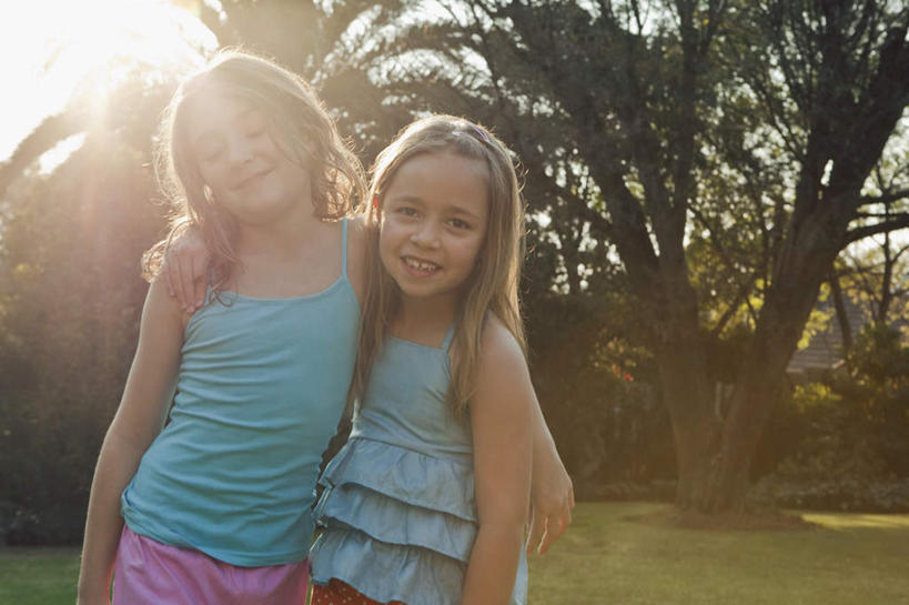 西方人,儿童,两个人,家庭,站,笑,微笑,露齿笑,横图,室外,白天,正面,纯洁,草地,草坪,植物,欧洲,欧洲人,阴影,服装,光线,影子,云,云朵,背光,云彩,注视,休闲装,草,树,树木,小孩,衣服,蓝色,绿色,白云,蓝天,天空,阳光,自然,天,观察,看,靠,靠着,站着,休闲,温暖,温馨,一家人,休闲服,可爱,童年,童趣,搭,服饰,生长,晴朗,成长,观看,和睦,察看,搭着,关注,逆光,童真,烂漫,无邪,天真,女孩,女人,女性,白种人,晴空,站立,半身,彩图,融洽,女生