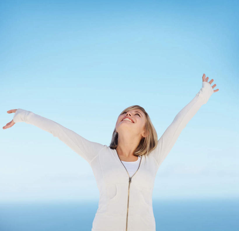 西方人,一个人,站,举,伸展双臂,横图,室外,白天,正面,海浪,海洋,欧洲,欧洲人,仅一个年轻女性,仅一个女性,仅一个人,阴影,服装,光线,影子,浪花,水平线,云,云朵,辽阔,海平线,云彩,注视,休闲装,衣服,蓝色,白云,蓝天,天空,阳光,海水,天,观察,看,托,站着,休闲,广阔,休闲服,服饰,晴朗,观看,一望无际,察看,关注,海景,无边无际,一马平川,年轻女性,女人,女性,白种人,大海,风浪,海,海水的波动,近岸浪,涌浪,晴空,敞开双臂,举起,举手,举着,伸开双臂,抬头,向上举,向上伸,向上托,仰头,展开双肩,站立,张开手臂,张开双臂,半身,彩图,水天相接,水天一线