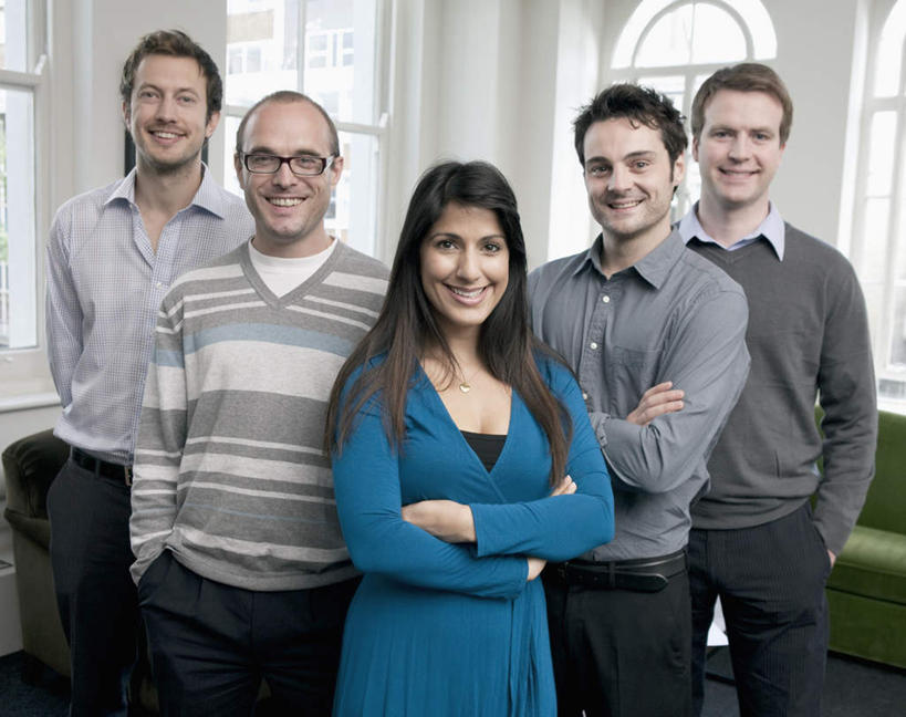 西方人,同事,商务人士,商务男性,商务女性,客厅,站,笑,双手交叉,微笑,露齿笑,横图,室内,白天,正面,衬衫,成功,合作,团队,集体,信心,窗户,靠垫,落地窗,沙发,欧洲,欧洲人,五个人,一副,套装,朦胧,模糊,眼镜,靠枕,许多人,注视,队伍,玻璃窗,垫子,枕头,观察,看,靠,靠着,站着,一群人,观看,察看,起居室,领导,双手抱胸,成就,关注,商务装,合伙,领袖,近视眼镜,布艺沙发,工薪阶层,客堂,男人,男性,年轻男性,女人,女性,中年男性,中年女性,白种人,白领,上班族,站立,半身,彩图,衬衣