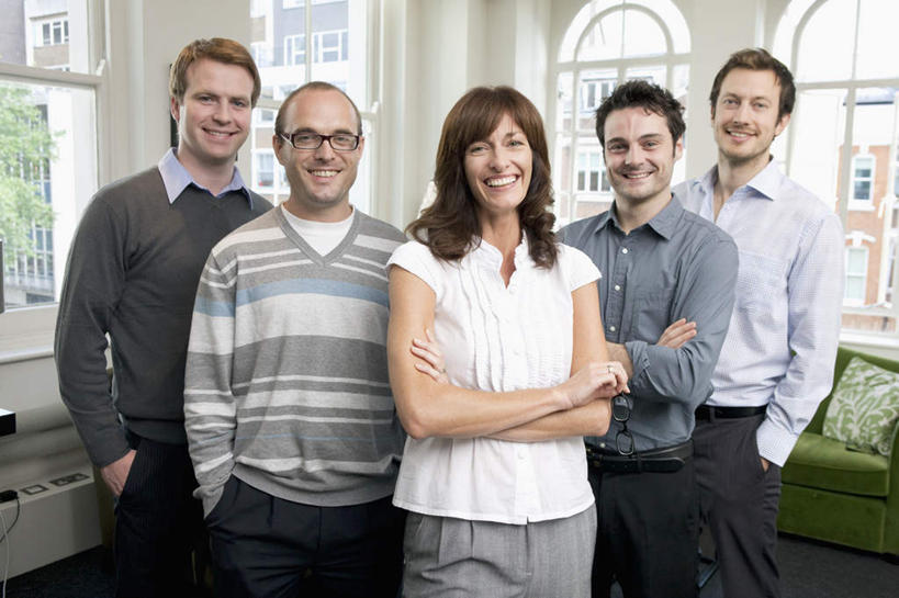 西方人,同事,商务人士,商务男性,商务女性,客厅,站,笑,双手交叉,微笑,露齿笑,横图,室内,白天,正面,衬衫,成功,合作,团队,集体,信心,窗户,靠垫,落地窗,沙发,欧洲,欧洲人,五个人,一副,套装,朦胧,模糊,眼镜,靠枕,许多人,注视,队伍,玻璃窗,垫子,枕头,观察,看,靠,靠着,站着,一群人,观看,察看,起居室,领导,双手抱胸,成就,关注,商务装,合伙,领袖,近视眼镜,布艺沙发,工薪阶层,客堂,男人,男性,年轻男性,女人,女性,中年男性,中年女性,白种人,白领,上班族,站立,半身,彩图,衬衣