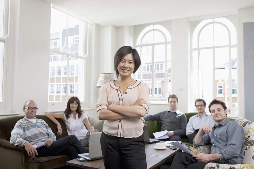 果汁,东方人,西方人,同事,商务人士,商务男性,商务女性,客厅,坐,笑,双手交叉,微笑,露齿笑,横图,室内,白天,正面,衬衫,成功,合作,团队,集体,信心,电脑,笔记本电脑,窗户,靠垫,落地窗,沙发,桌子,柑橘,杯子,照明,欧洲,欧洲人,亚洲,一副,套装,朦胧,模糊,网络,木制,材料,档案,文件,眼镜,灯光,橙汁,靠枕,饮品,许多人,茶几,注视,黄种人,通讯设备,队伍,玻璃窗,玻璃制品,灯,饮料,木制品,水杯,资料,灯具,垫子,落地灯,枕头,观察,看,靠,靠着,一群人,搭,观看,照亮,察看,无线,起居室,领导,双手抱胸,照明设备,成就,搭着,关注,可口,文档,通信设备,商务装,无线网络,合伙,领袖,近视眼镜,布艺沙发,无线上网,便携式电脑,工薪阶层,客堂,适口,手提电脑,男人,男性,女人,女性,中年男性,中年女性,白种人,亚洲人,白领,上班族,玻璃杯,橘子,桔子,橙子,橙,坐着,半身,彩图,衬衣