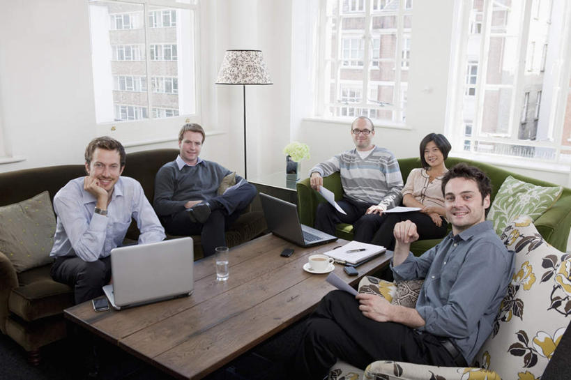 果汁,东方人,西方人,同事,商务人士,商务男性,商务女性,客厅,坐,笑,微笑,露齿笑,横图,俯视,室内,白天,衬衫,成功,合作,团队,集体,信心,电脑,笔记本电脑,窗户,靠垫,落地窗,沙发,桌子,柑橘,杯子,照明,欧洲,欧洲人,亚洲,一副,撑,套装,朦胧,模糊,网络,木制,材料,档案,文件,眼镜,灯光,橙汁,靠枕,饮品,许多人,茶几,扭头,托腮,注视,黄种人,通讯设备,队伍,玻璃窗,玻璃制品,灯,饮料,木制品,水杯,资料,灯具,垫子,落地灯,枕头,观察,看,托,转头,一群人,搭,观看,照亮,察看,无线,起居室,领导,撑着,照明设备,成就,搭着,关注,可口,托下巴,文档,通信设备,商务装,无线网络,合伙,领袖,近视眼镜,布艺沙发,无线上网,便携式电脑,工薪阶层,客堂,适口,手提电脑,男人,男性,女人,女性,中年男性,中年女性,白种人,亚洲人,白领,上班族,玻璃杯,橘子,桔子,橙子,橙,抬头,仰头,坐着,彩图,高角度拍摄,全身,衬衣