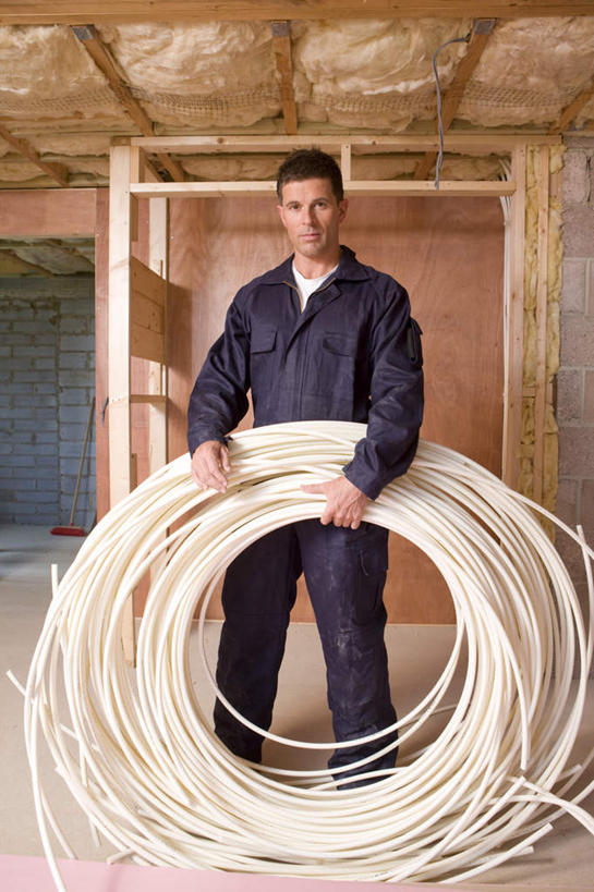 西方人,一个人,建筑工人,站,笑,微笑,露齿笑,竖图,室内,白天,正面,门,欧洲,欧洲人,仅一个男性,仅一个人,仅一个中年男性,握,服装,环绕,缠绕,电力,圆形,电线,线,墙,电能,拿,线路,拿着,注视,休闲装,墙壁,墙面,工人,衣服,门框,建筑工地,观察,看,站着,休闲,休闲服,握着,服饰,观看,电,电源,电源线,察看,关注,能量,纠缠,地盘,建筑地盘,施工地盘,男人,男性,中年男性,白种人,建筑工,站立,彩图,全身,工地