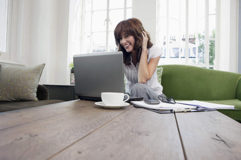 西方人,一个人,商务人士,商务女性,客厅,坐,举,笑,摸,微笑,露齿笑,横图,室内,白天,正面,电脑,笔记本电脑,窗户,靠垫,落地窗,沙发,桌子,杯子,餐具,欧洲,欧洲人,仅一个女性,仅一个人,一副,抚摸,弯腰,套装,朦胧,模糊,网络,木制,材料,瓷器,档案,碟子,盘,文件,眼镜,咖啡杯,靠枕,陶瓷制品,茶几,注视,通讯设备,玻璃窗,一个,白色,盘子,木制品,资料,垫子,碟,枕头,观察,看,托,仅一个中年女性,单个,观看,一台,察看,无线,起居室,关注,文档,瓷杯,通信设备,商务装,无线网络,近视眼镜,布艺沙发,无线上网,便携式电脑,工薪阶层,弯身,客堂,手提电脑,女人,女性,中年女性,白种人,白领,上班族,玻璃杯,触摸,接触,举起,举手,举着,向上举,向上伸,向上托,坐着,半身,彩图