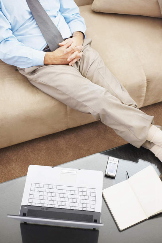 西方人,一个人,商务人士,商务男性,客厅,坐,打电话,竖图,俯视,室内,白天,衬衫,电脑,笔记本电脑,靠垫,沙发,桌子,电话,手机,欧洲,欧洲人,仅一个男性,仅一个人,握,套装,网络,木制,材料,档案,文件,靠枕,茶几,通讯设备,一个,木制品,资料,垫子,枕头,靠,靠着,仅一个老年男性,搭,握着,单个,无线,起居室,搭着,文档,通信设备,商务装,无线网络,布艺沙发,无线上网,便携式电脑,工薪阶层,客堂,交流,手提电脑,老年男性,男人,男性,白种人,白领,上班族,沟通,通话,坐着,半身,彩图,高角度拍摄,衬衣