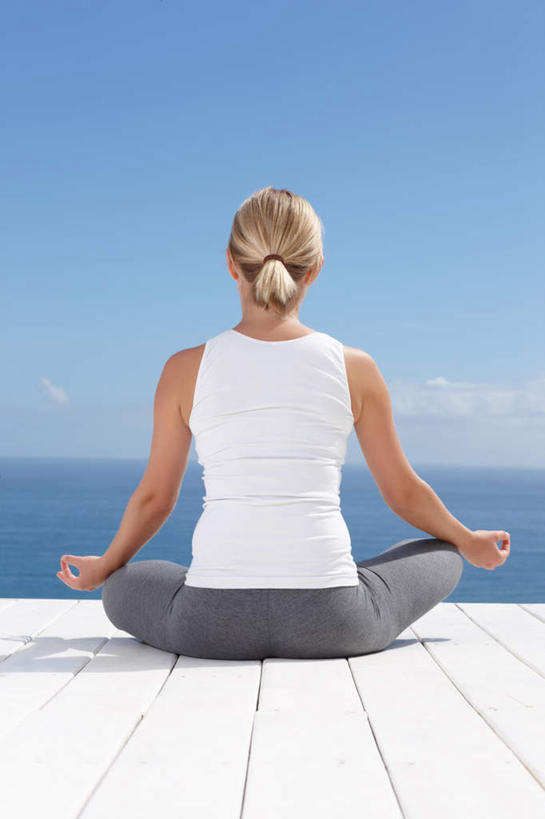 西方人,一个人,坐,盘腿,竖图,室外,白天,锻炼,瑜伽,运动,海浪,海洋,地板,欧洲,欧洲人,仅一个年轻女性,仅一个女性,仅一个人,阴影,服装,光线,背心,影子,浪花,水平线,云,云朵,辽阔,地面,海平线,云彩,木地板,背面,衣服,蓝色,白色,白云,蓝天,天空,阳光,海水,天,广阔,搭,养生,服饰,晴朗,一望无际,衣着,穿着,搭着,海景,莲花式,衣饰,无边无际,一马平川,体育,年轻女性,女人,女性,白种人,大海,风浪,海,海水的波动,近岸浪,涌浪,晴空,盘腿而坐,盘膝,盘着腿的,盘着腿坐,双腿交叉,坐着,彩图,全身,健身,水天相接,水天一线