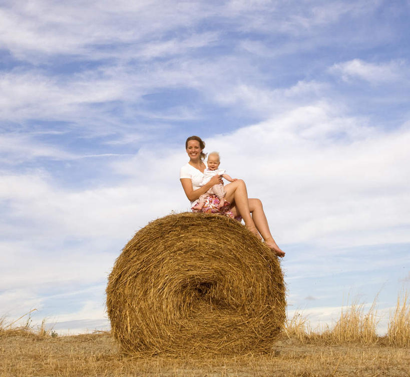西方人,儿童,中年人,两个人,家庭,母亲,女儿,坐,抱,笑,微笑,露齿笑,横图,室外,白天,仰视,纯洁,植物,欧洲,欧洲人,阴影,服装,枯萎,光线,影子,云,云朵,干草,枯草,云彩,扭头,注视,休闲装,草,小孩,衣服,黄色,蓝色,白云,蓝天,天空,阳光,草垛,天,观察,看,靠,靠着,转头,休闲,温暖,温馨,母女,一家人,休闲服,可爱,母爱,童年,童趣,服饰,晴朗,抱着,观看,和睦,察看,搂着,关注,童真,烂漫,无邪,干草垛,天真,女孩,女人,女性,中年女性,白种人,孩子,晴空,搂,搂抱,坐着,彩图,低角度拍摄,全身,融洽,女生