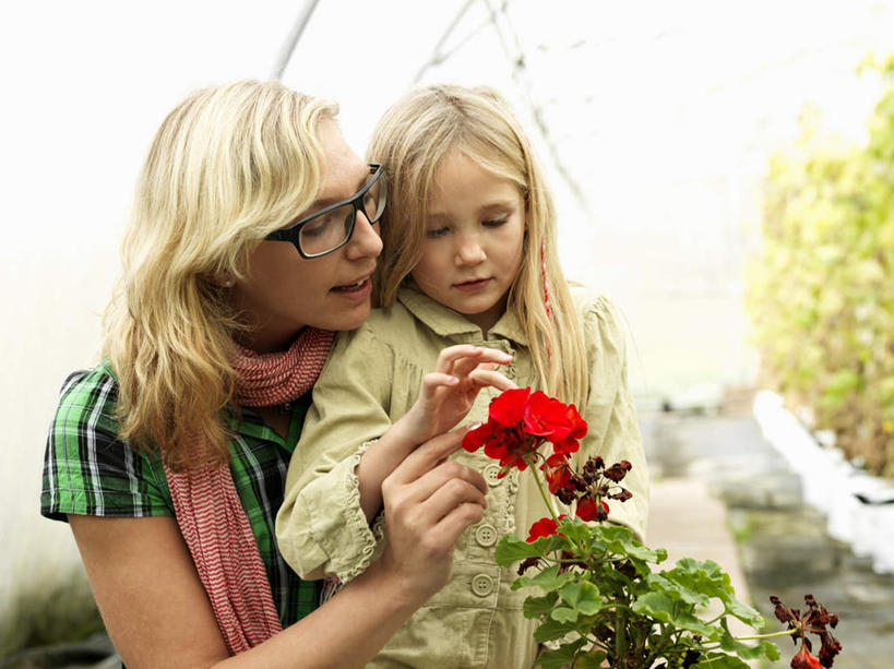西方人,儿童,中年人,两个人,家庭,母亲,女儿,站,蹲,笑,微笑,露齿笑,横图,室内,白天,正面,纯洁,植物,窗户,欧洲,欧洲人,一副,一排,一条,许多,握,服装,朦胧,模糊,整齐,装饰,盛开,盆栽,眼镜,天窗,盆景,很多,拿,花蕾,温室,拿着,注视,休闲装,玻璃窗,花,花瓣,花朵,鲜花,排列,小孩,衣服,红色,绿色,自然,围巾,花苞,花蕊,观察,看,站着,休闲,温暖,温馨,母女,一家人,休闲服,可爱,母爱,童年,童趣,握着,服饰,设施,生长,成长,围脖,观看,保暖,华丽,点缀,和睦,察看,暖房,防寒,御寒,队列,关注,加温,透光,近视眼镜,保温,童真,烂漫,无邪,衬托,美观,雅致,雅观,天真,女孩,女人,女性,中年女性,白种人,孩子,蹲着,站立,半身,彩图,融洽,女生