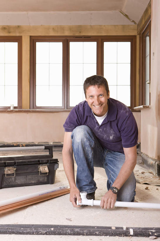 西方人,一个人,建筑工人,跪,蹲,笑,微笑,露齿笑,竖图,室内,白天,正面,窗户,欧洲,欧洲人,仅一个男性,仅一个人,仅一个中年男性,握,服装,裤子,管子,木材,墙,拿,拿着,注视,牛仔裤,休闲装,管道,玻璃窗,墙壁,墙面,木柴,工人,衣服,建筑工地,观察,看,休闲,休闲服,握着,服饰,木料,观看,察看,关注,水泥管,地盘,建筑地盘,施工地盘,男人,男性,中年男性,白种人,建筑工,蹲着,跪着,抬头,仰头,彩图,全身,工地