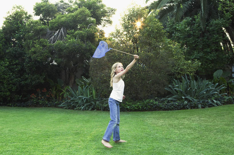 西方人,儿童,一个人,站,举,横图,室外,白天,侧面,纯洁,草地,草坪,植物,欧洲,欧洲人,仅一个女性,仅一个人,握,阴影,服装,光线,影子,云,云朵,捕虫网,拿,云彩,拿着,注视,休闲装,草,树,树木,一个,小孩,衣服,蓝色,绿色,白云,蓝天,天空,阳光,自然,天,观察,看,托,站着,仅一个小孩,休闲,休闲服,可爱,童年,童趣,握着,服饰,生长,晴朗,单个,成长,观看,扫网,水网,察看,关注,童真,烂漫,无邪,扑网,天真,女孩,女人,女性,白种人,孩子,晴空,举起,举手,举着,向上举,向上伸,向上托,站立,彩图,全身,女生