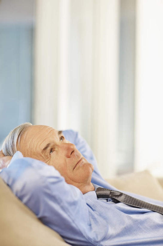 西方人,脸,头,脸颊,手,一个人,商务人士,商务男性,客厅,坐,举,笑,微笑,竖图,室内,特写,白天,正面,衬衫,沙发,欧洲,欧洲人,双手,仅一个男性,仅一个人,套装,朦胧,模糊,墙,注视,肩膀,墙壁,墙面,观察,看,靠,靠着,托,仅一个老年男性,手部,搭,观看,察看,起居室,搭着,关注,商务装,布艺沙发,工薪阶层,客堂,老年男性,男人,男性,白种人,头部,脸部,脸蛋,面部,白领,上班族,举起,举手,举着,向上举,向上伸,向上托,坐着,半身,彩图,衬衣