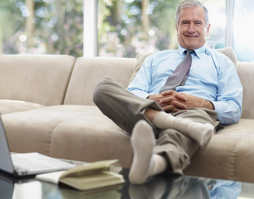 西方人,一个人,商务人士,商务男性,客厅,坐,笑,微笑,露齿笑,横图,室内,白天,正面,衬衫,电脑,笔记本电脑,植物,窗户,靠垫,落地窗,沙发,桌子,玻璃,欧洲,欧洲人,仅一个男性,仅一个人,握,套装,朦胧,模糊,网络,材料,档案,文件,靠枕,茶几,注视,通讯设备,玻璃窗,玻璃制品,树,树木,绿色,自然,资料,垫子,枕头,观察,看,仅一个老年男性,搭,抬脚,握着,生长,成长,观看,一台,察看,无线,起居室,搭着,关注,文档,通信设备,商务装,无线网络,布艺沙发,无线上网,便携式电脑,工薪阶层,客堂,手提电脑,老年男性,男人,男性,白种人,白领,上班族,坐着,半身,彩图,衬衣