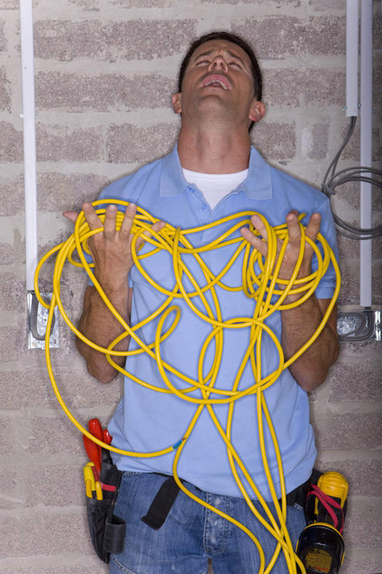 西方人,一个人,建筑工人,站,竖图,室内,白天,正面,欧洲,欧洲人,仅一个男性,仅一个人,仅一个中年男性,握,服装,电力,电线,线,墙,电能,拿,线路,拿着,注视,休闲装,墙壁,墙面,工人,衣服,黄色,蓝色,观察,看,站着,休闲,休闲服,握着,服饰,观看,电,电源,电源线,察看,关注,能量,男人,男性,中年男性,白种人,建筑工,抬头,仰头,站立,半身,彩图