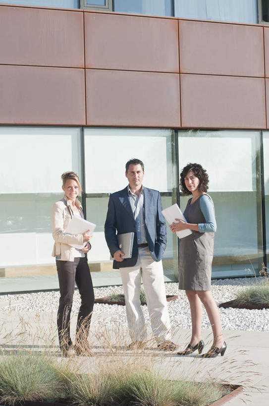 西方人,三个人,同事,商务人士,商务男性,商务女性,家,站,笑,微笑,露齿笑,竖图,室外,白天,正面,衬衫,成功,合作,团队,集体,信心,草地,草坪,植物,窗户,落地窗,道路,路,欧洲,欧洲人,握,阴影,套装,朦胧,模糊,光线,材料,档案,文件,影子,房屋,墙,屋子,小路,交通,拿,拿着,注视,队伍,楼房,玻璃窗,墙壁,墙面,住宅,草,绿色,阳光,资料,观察,看,站着,握着,观看,察看,领导,成就,关注,文档,商务装,合伙,领袖,工薪阶层,男人,男性,年轻女性,女人,女性,中年男性,白种人,白领,上班族,站立,彩图,全身,衬衣,房子