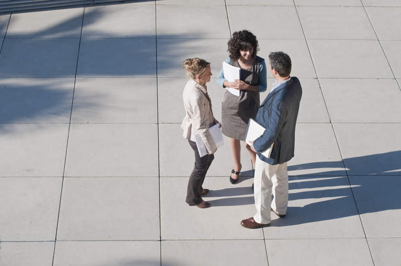 西方人,三个人,同事,商务人士,商务男性,商务女性,站,抱,横图,俯视,室外,白天,衬衫,成功,合作,团队,集体,信心,欧洲,欧洲人,握,阴影,套装,光线,材料,瓷砖,档案,地砖,文件,影子,地面,拿,拿着,扭头,注视,队伍,阳光,资料,观察,看,站着,转头,握着,抱着,观看,察看,领导,搂着,成就,关注,文档,商务装,合伙,领袖,工薪阶层,男人,男性,年轻女性,女人,女性,中年男性,白种人,白领,上班族,搂,搂抱,站立,彩图,高角度拍摄,全身,衬衣