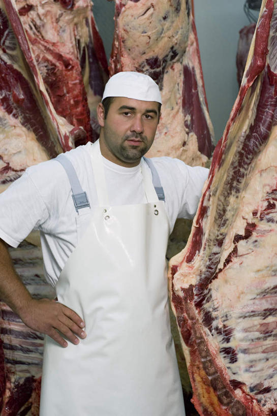 西方人,一个人,厨师,站,竖图,室内,白天,正面,工作服,制服,帽子,欧洲,欧洲人,仅一个男性,仅一个人,仅一个中年男性,许多,吊挂,悬挂,肉,牛肉,很多,挂,注视,运动帽,手叉腰,肉类,白色,叉腰,观察,看,站着,鸭舌帽,观看,察看,关注,肉食,一顶,工作制服,男人,男性,中年男性,白种人,厨师长,厨子,大厨,主厨,站立,半身,彩图,工作套服