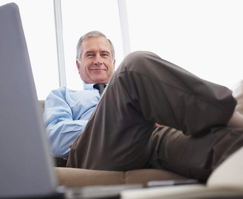 西方人,一个人,商务人士,商务男性,客厅,坐,笑,微笑,横图,室内,白天,正面,衬衫,电脑,笔记本电脑,窗户,靠垫,落地窗,沙发,桌子,书籍,欧洲,欧洲人,仅一个男性,仅一个人,套装,朦胧,模糊,网络,木制,靠枕,二郎腿,茶几,注视,通讯设备,玻璃窗,木制品,垫子,枕头,观察,看,靠,靠着,仅一个老年男性,观看,一台,察看,无线,起居室,关注,通信设备,商务装,无线网络,布艺沙发,无线上网,便携式电脑,工薪阶层,客堂,手提电脑,老年男性,男人,男性,白种人,白领,上班族,书,图书,坐着,半身,彩图,衬衣